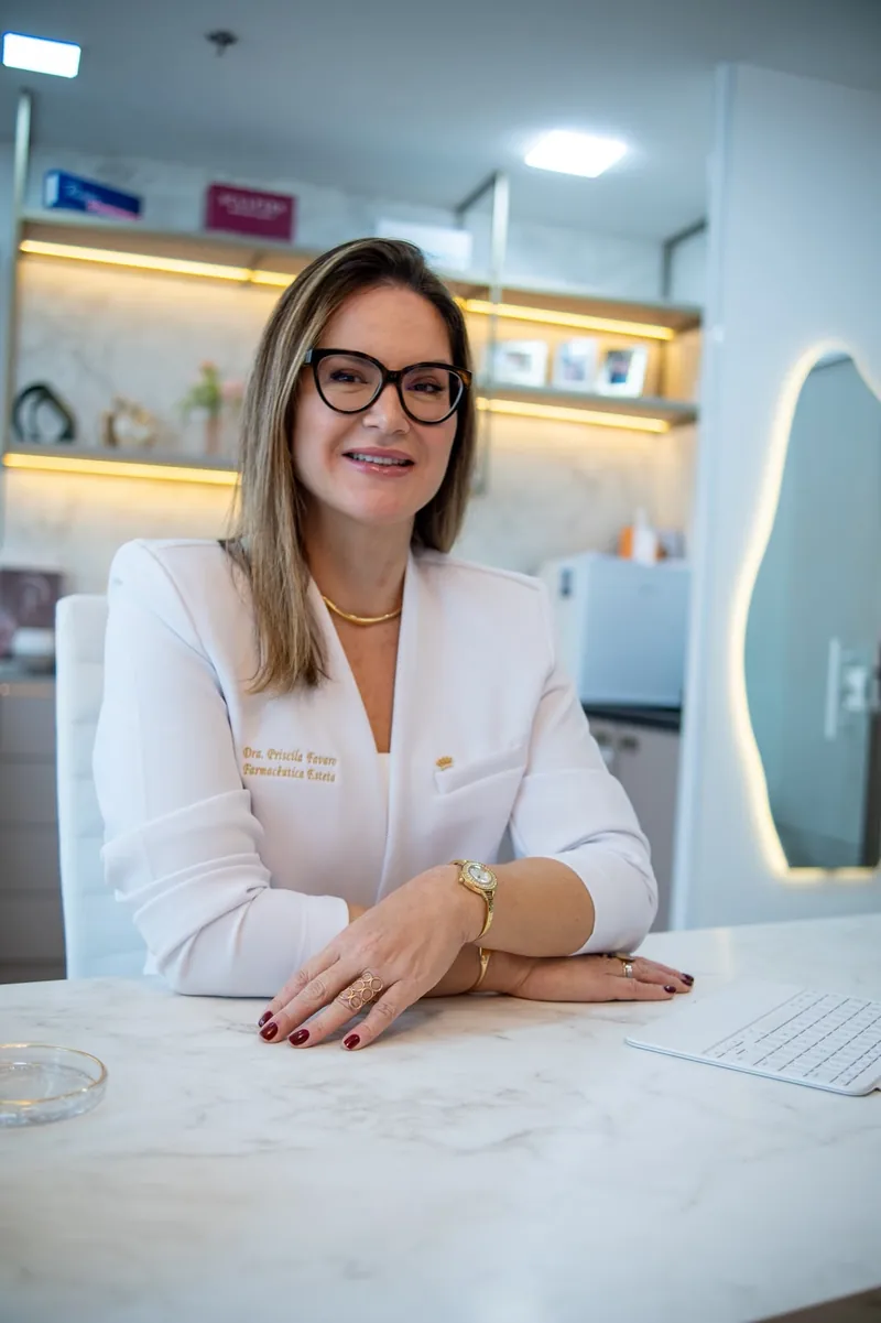 Priscila Favaro de jaleco no consultório em Jundiaí