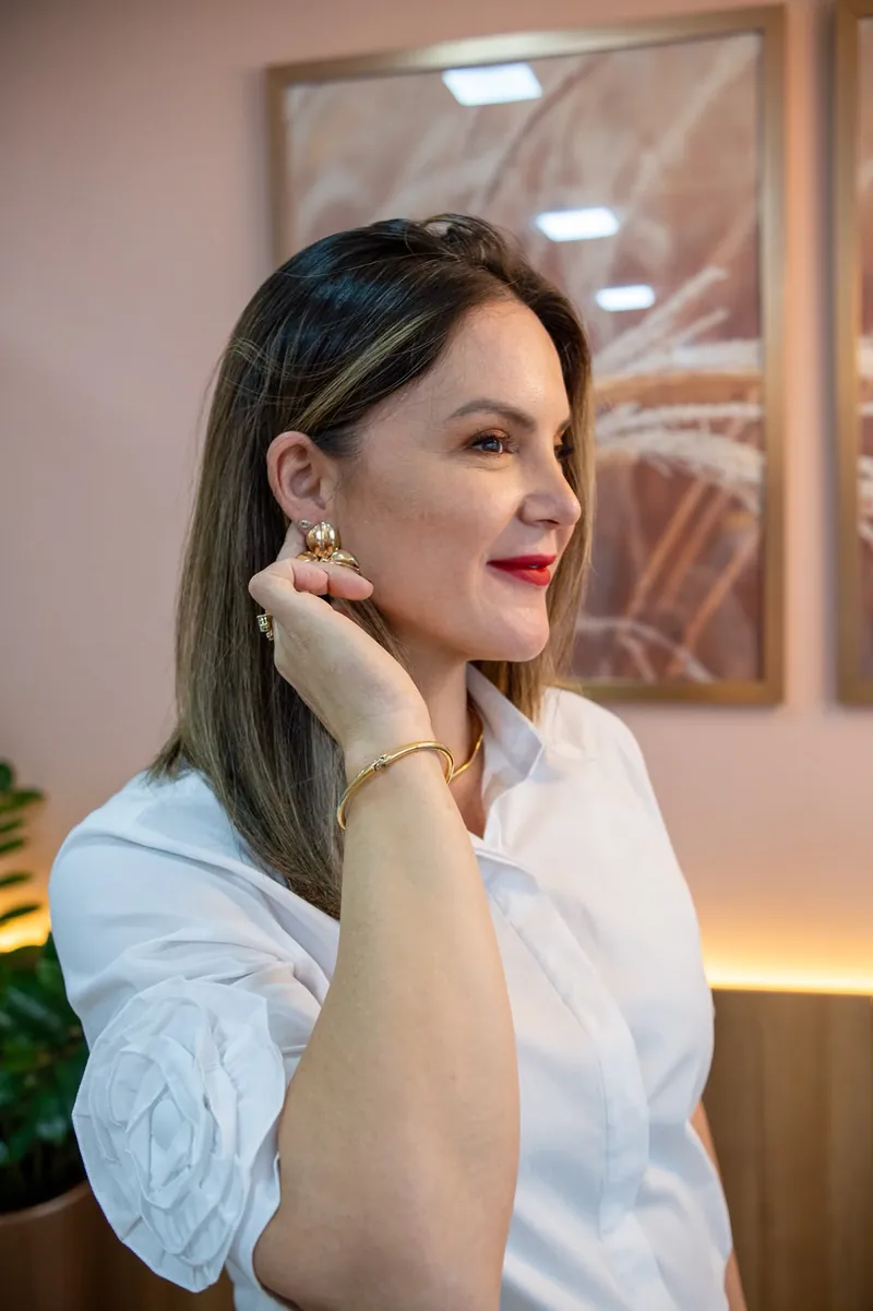 Priscila Favaro de perfil no consultório